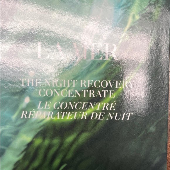 La Mer Green Eye Cream with Silver Accents - Picture 4 of 4